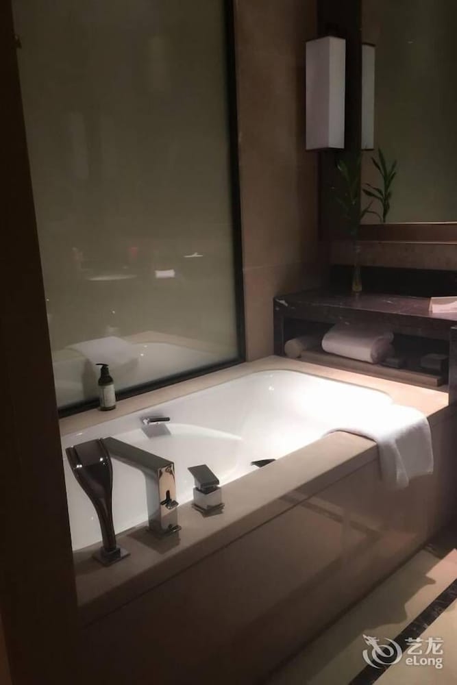 Deluxe Room, 1 King Bed - Photo 2