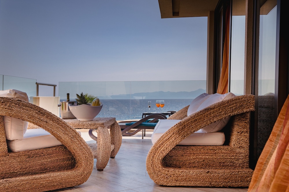 Signature Suite with Sea View and outdoor Jet Tub photo 1