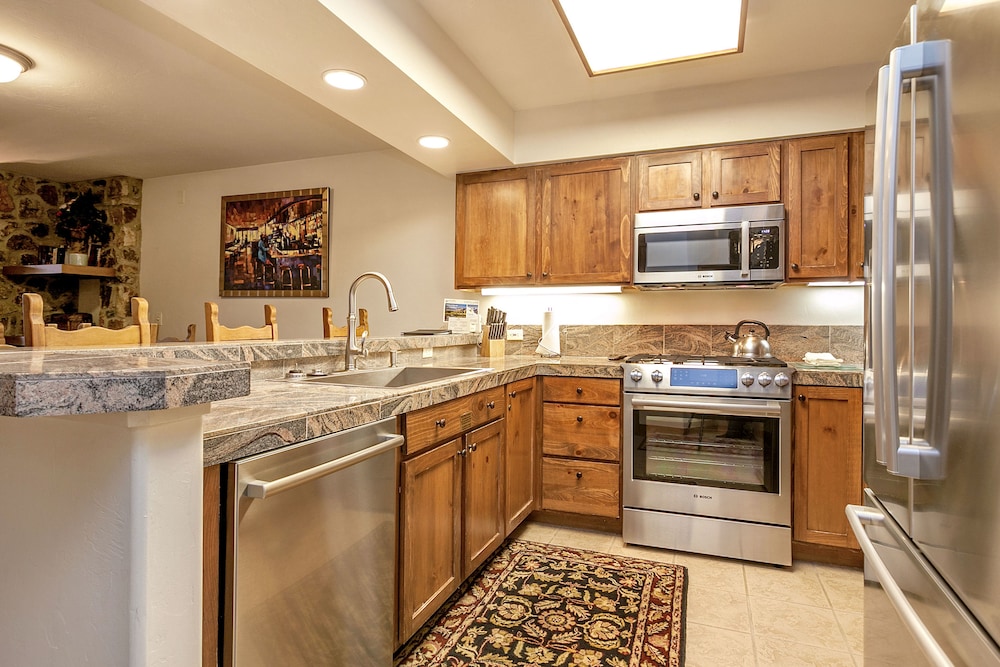 Condo, 2 Bedrooms, 2 Bathrooms - Photo 9