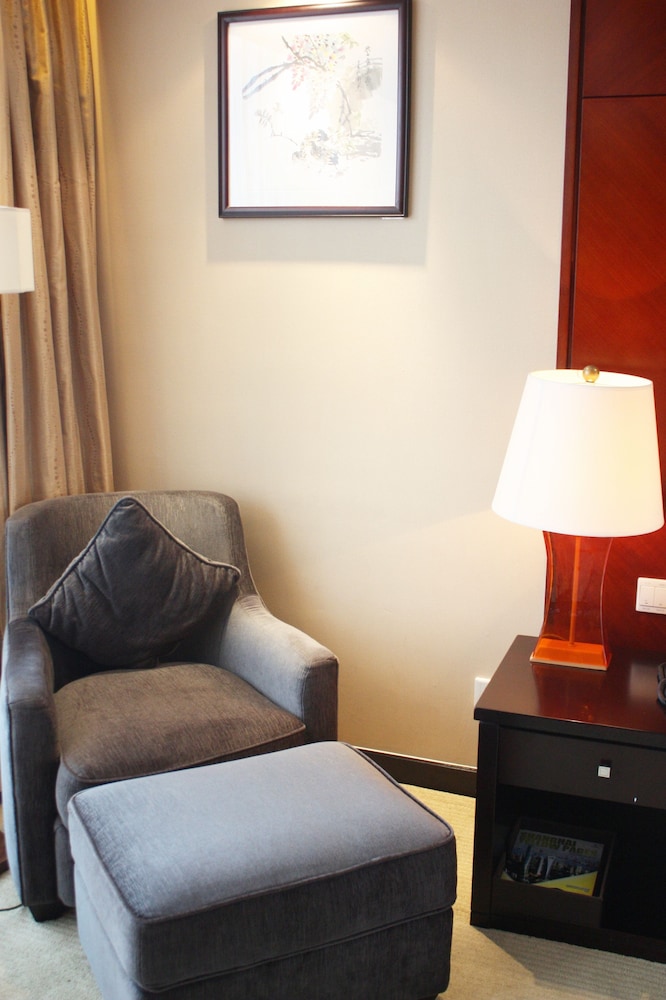 Deluxe King Bed Room photo 3