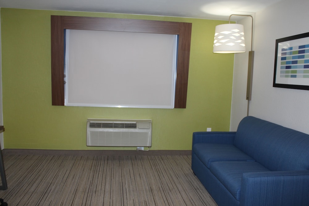 Standard Room, Multiple Beds - Photo 11