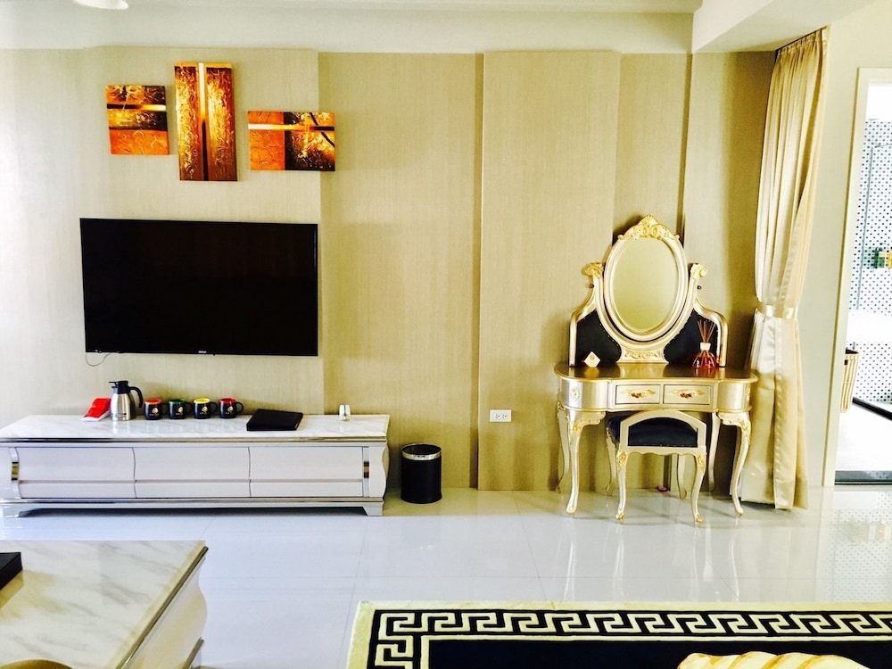 Luxury Quadruple Room, 2 Queen Beds, Bathtub photo 2