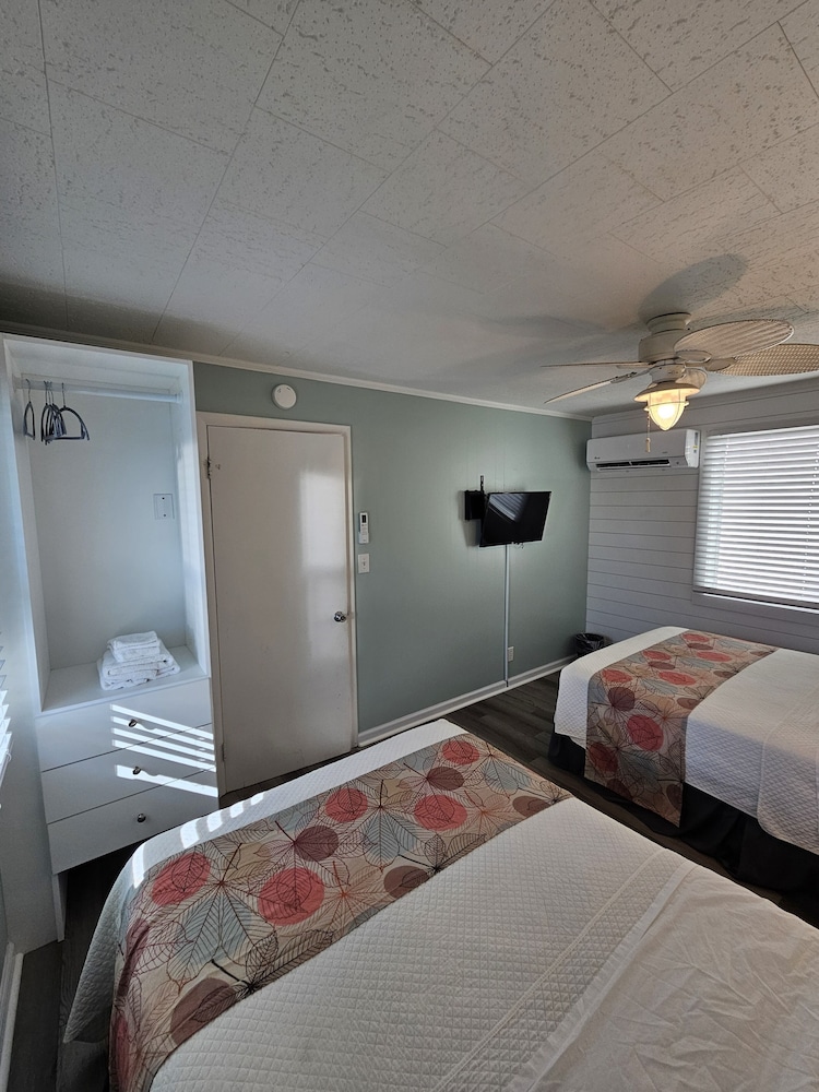 Room 8 - (3) Doubles and a kitchenette photo 3