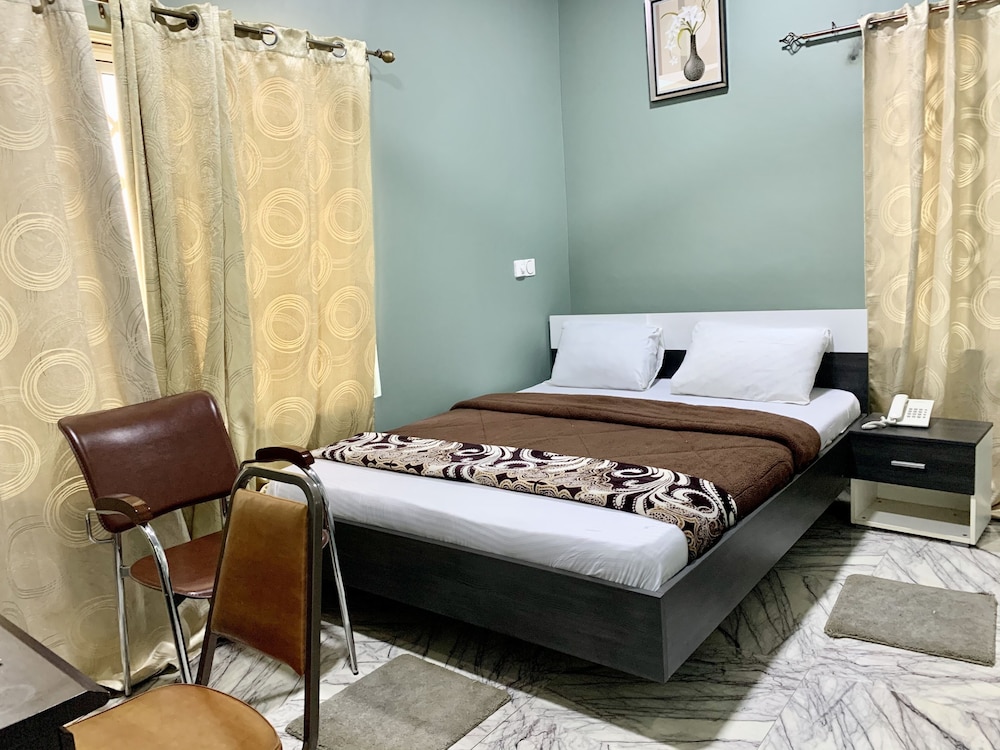 Standard Room, 1 Queen Bed