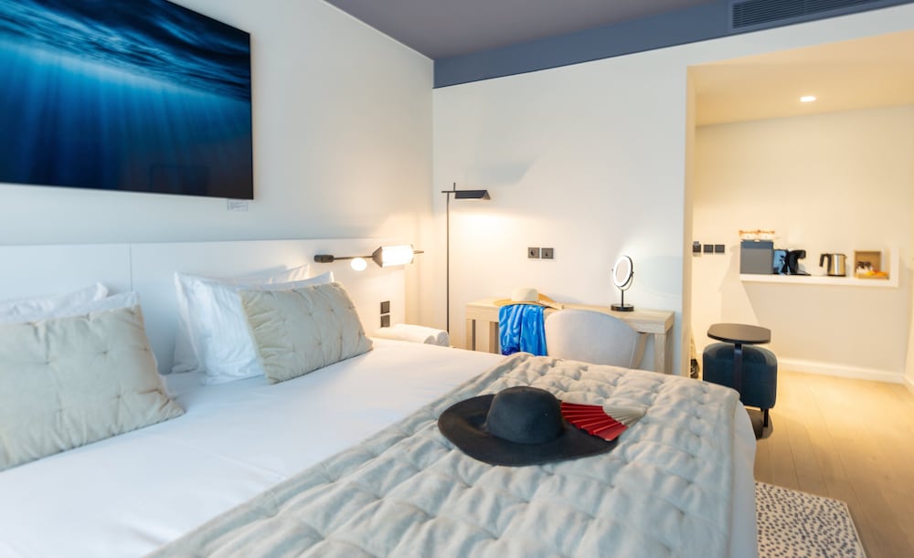 Premium Room, 1 King Bed, Pool Access - Photo 12