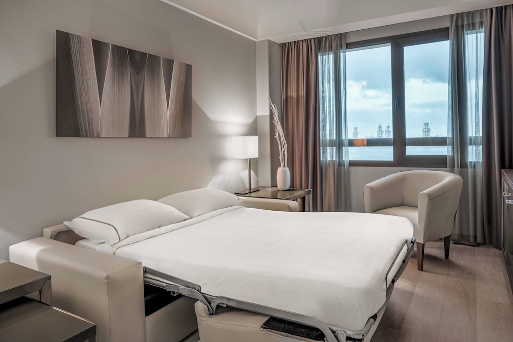 Junior Suite, 1 King Bed with Sofa bed thumbnail 5