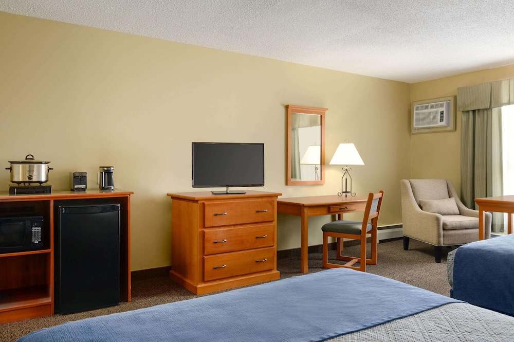 Room, 2 Queen Beds, Non Smoking (Efficiency) - Photo 4