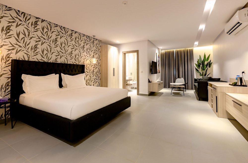 Luxury Suite - Photo 19
