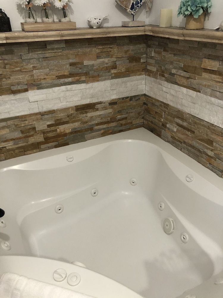Romantic Suite, 1 Queen Bed, Hot Tub photo 2