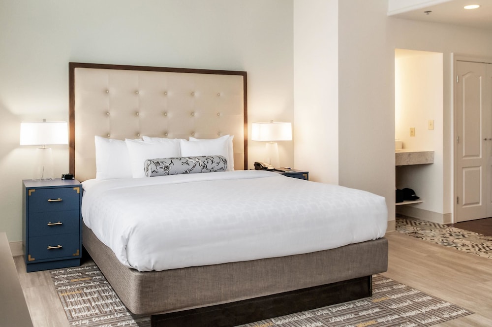 1 King Bed, Nonsmoking, Upgrade - Photo 6
