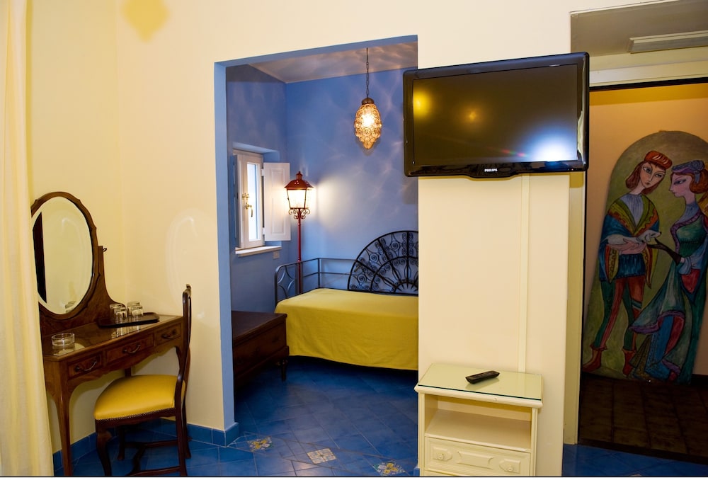 Superior Double or Twin Room, Balcony, City View - Photo 9