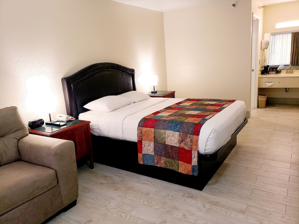 Basic Room, 1 Queen Bed, Smoking photo 1