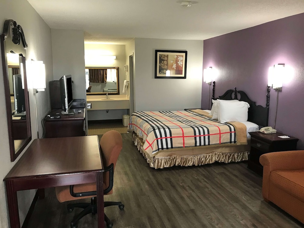 Room, 1 King Bed, Smoking - Photo 2
