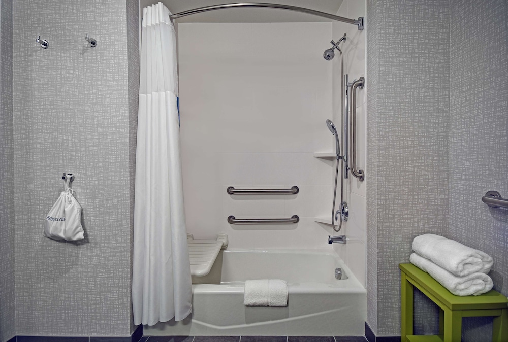 Room, 1 King Bed, Accessible, Bathtub - Photo 2