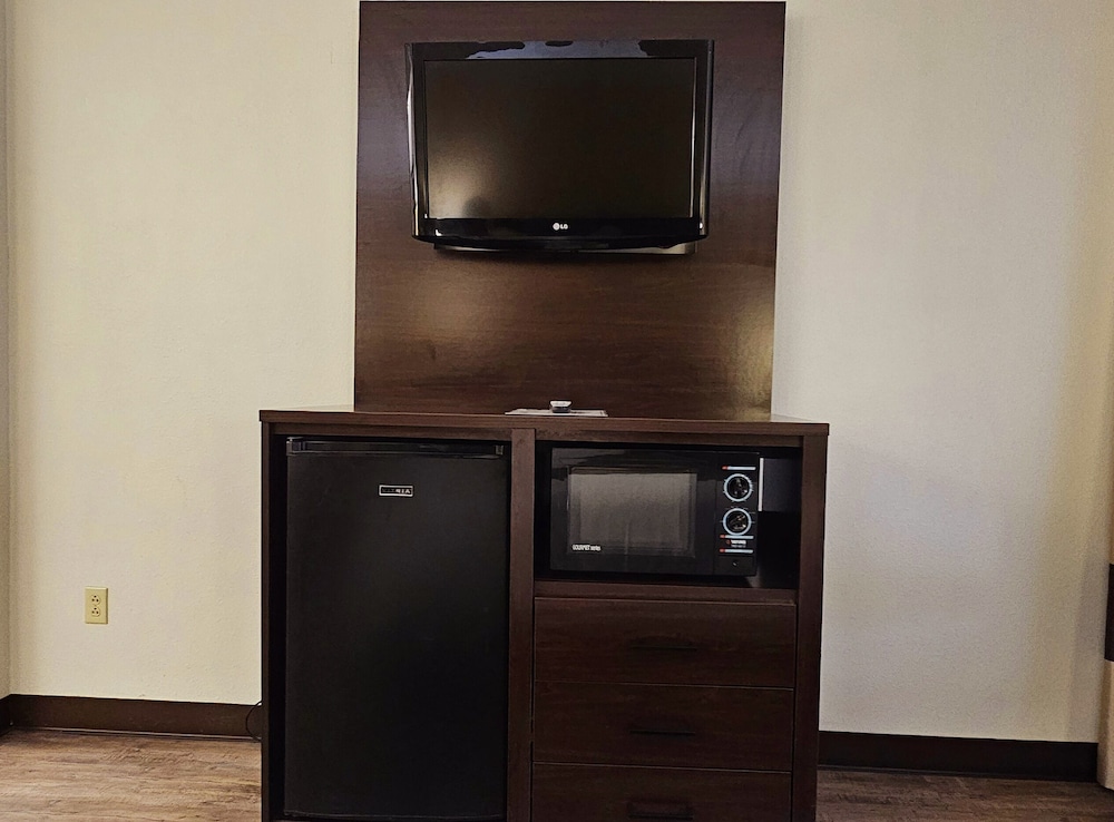 Suite, 1 King Bed, Non Smoking (Accessible Tub) - Photo 6