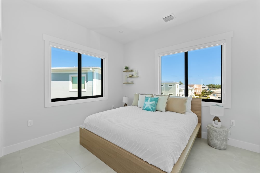 Luxury Seaside Escape ~ Heated Pool w Jacuzzi ~ Elevator ~ Dock ~ Scenic Views, Billede 74