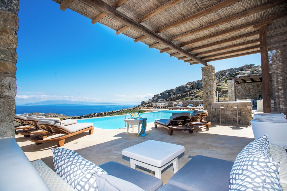 Luxury Studio Suite, Pool Access, Sea View