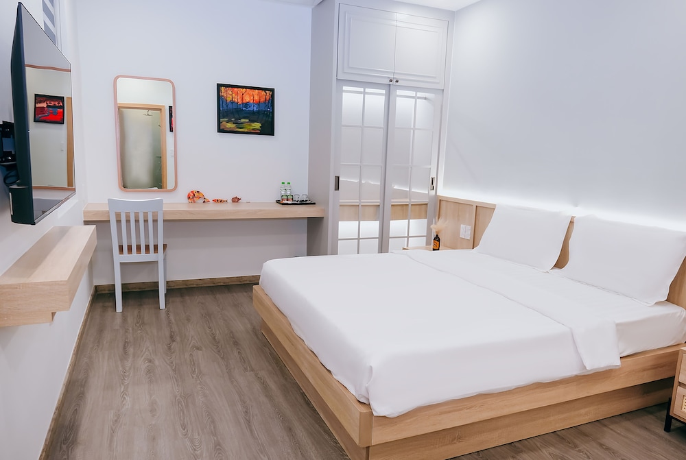 Deluxe Room, 1 King Bed, City View photo 1