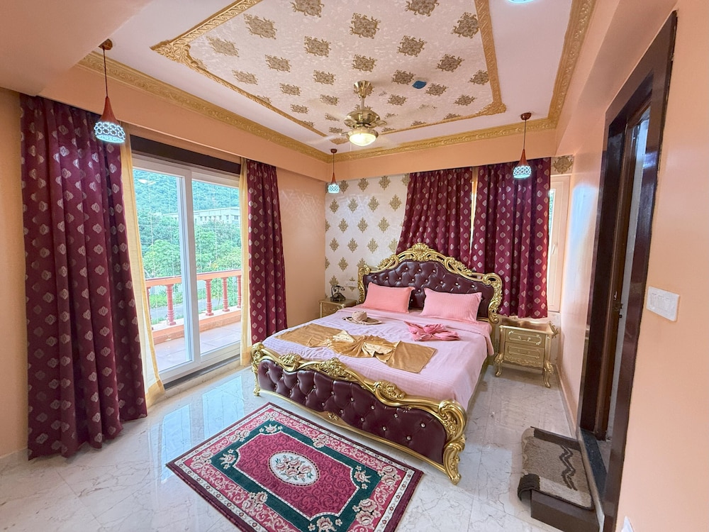 Presidential Suite, 1 King Bed with Sofa bed, Mountain View photo 3