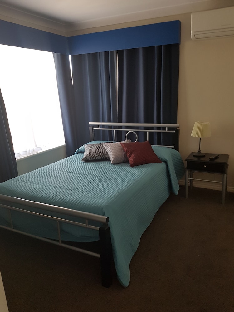 Double Room with Shared Bathroom (3)
