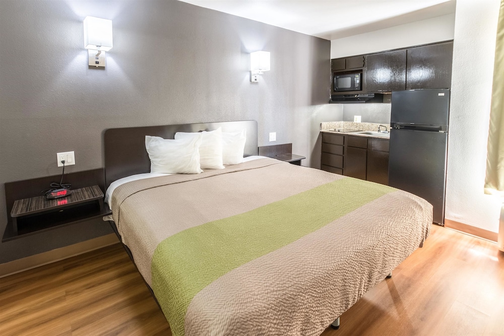 Deluxe Suite, 1 King Bed, Non Smoking, Kitchenette - Photo 1
