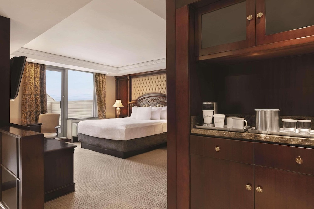 Suite, 1 King Bed, Non Smoking - Photo 1