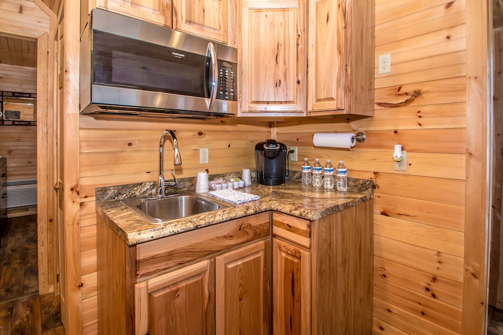 Rosewood Villa #19, Quiet & Serene 2-Bedroom Log Cabin Retreat with Lake View photo 3