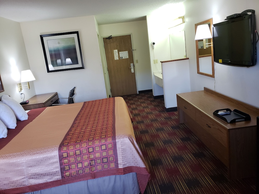 Room, 1 King Bed, Non Smoking - Photo 3