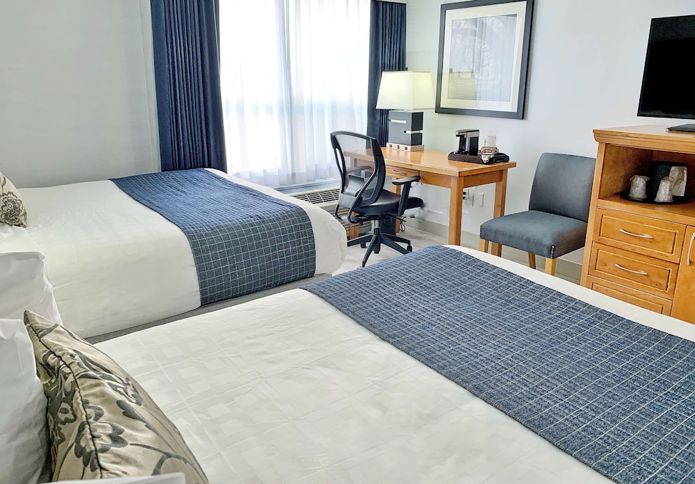 Family Suite, Multiple Beds, Non Smoking, Refrigerator & Microwave (4 queen beds) - Photo 1