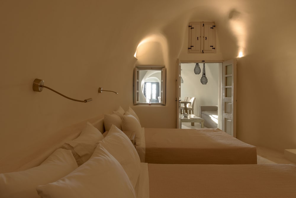Kapari Honeymoon Suite with Private Indoor & Outdoor Hot tub - Photo 8