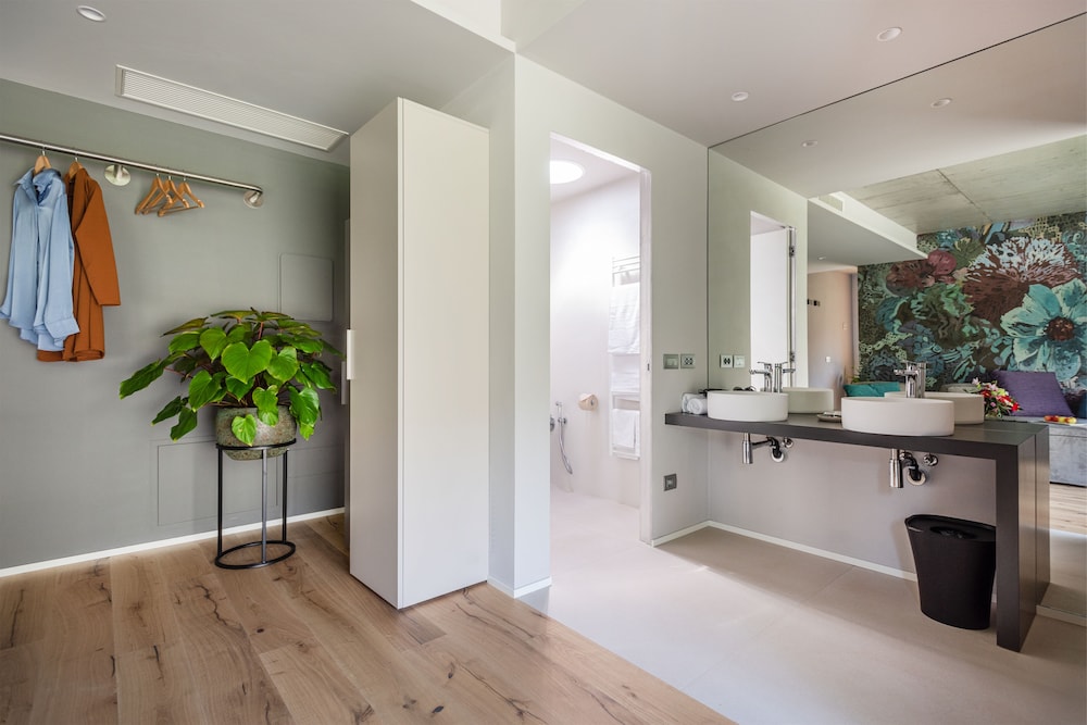Suite - Photo 9