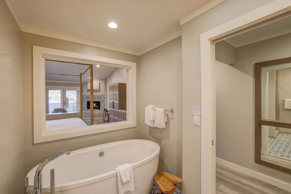 Suite, 1 Bedroom - Photo 2
