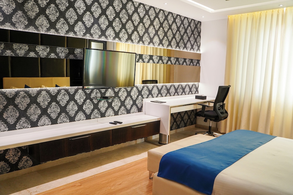 Luxury Double Room, 1 King Bed, Balcony, Garden View photo 2