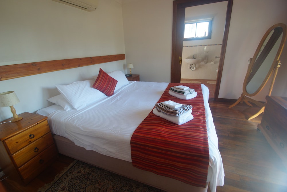 Romantic Bungalow, 3 Bedrooms, Hot Tub