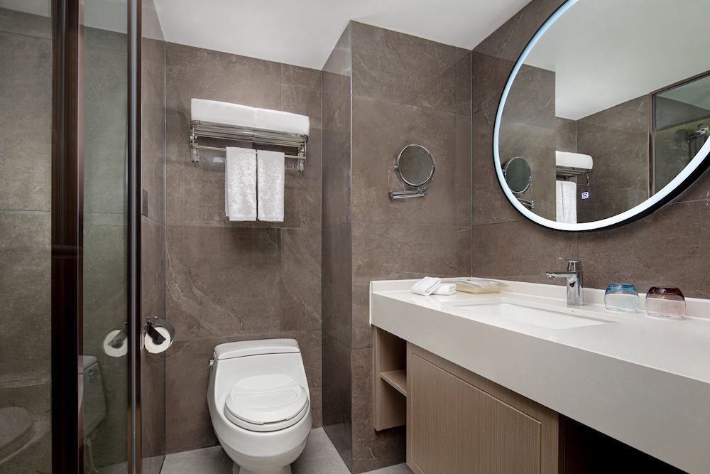 Premium Room, 1 King Bed, Club Lounge Access (Up to 3 Adults) - Photo 7