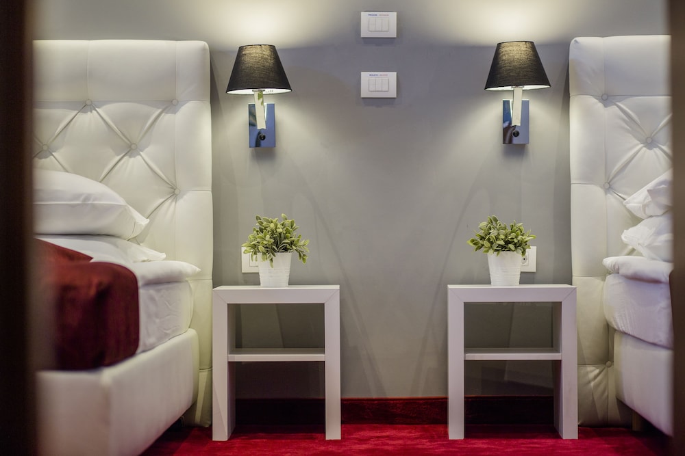 Triple Room thumbnail 6