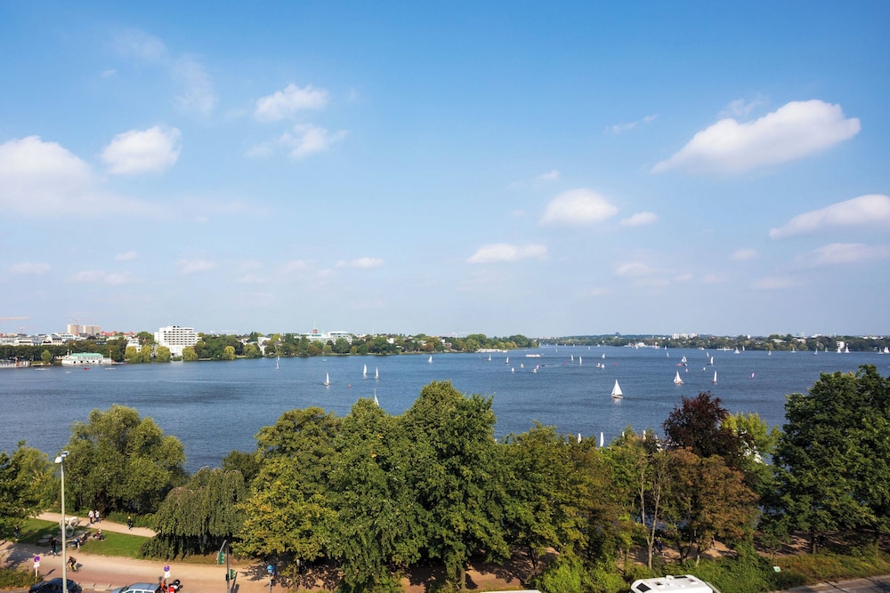 Superior Suite, 1 Bedroom, Lake View (Balcony)