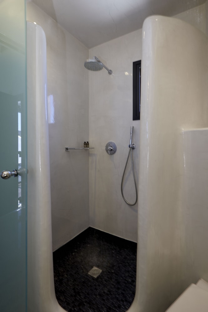 Elegant Suite with outdoor heated private Jacuzzi - Photo 12