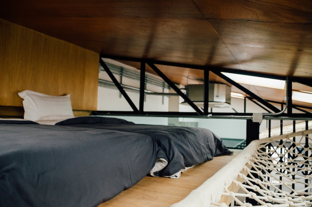3 Beds Male Upper Deck photo 3