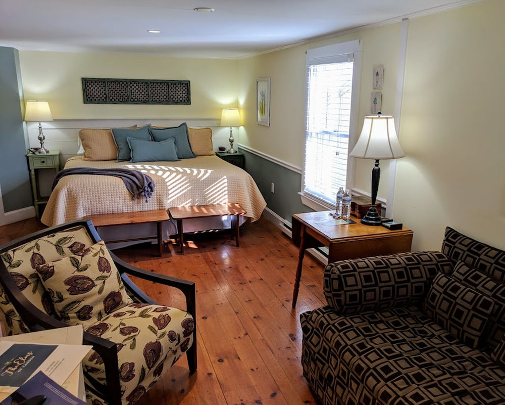 Classic Room, 1 King Bed, Private Bathroom, Garden Area, photo 6
