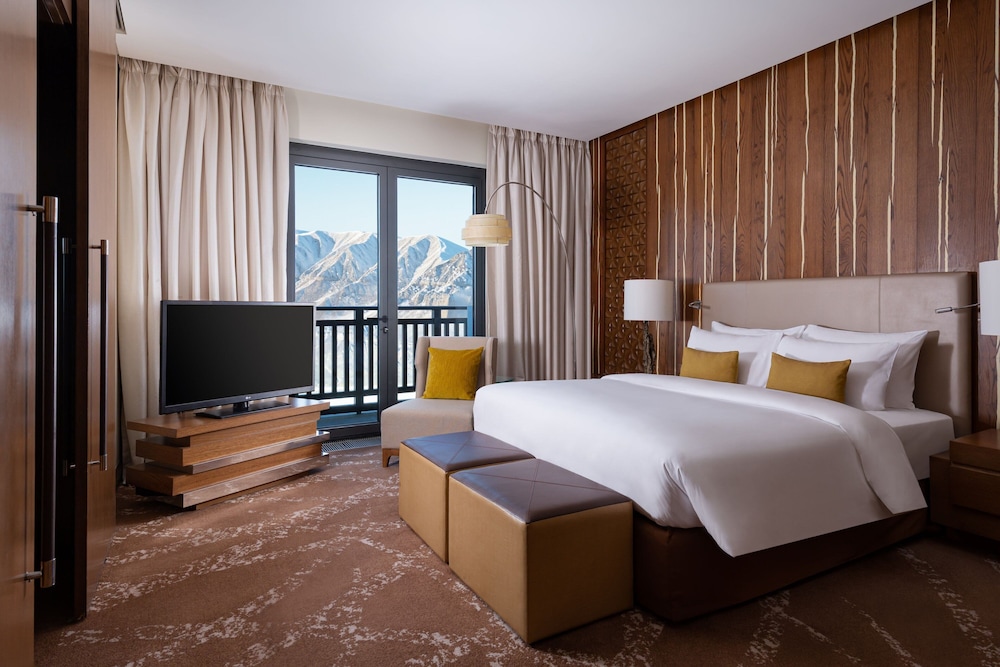 Junior Suite, 1 King Bed, Mountain View (Balcony)