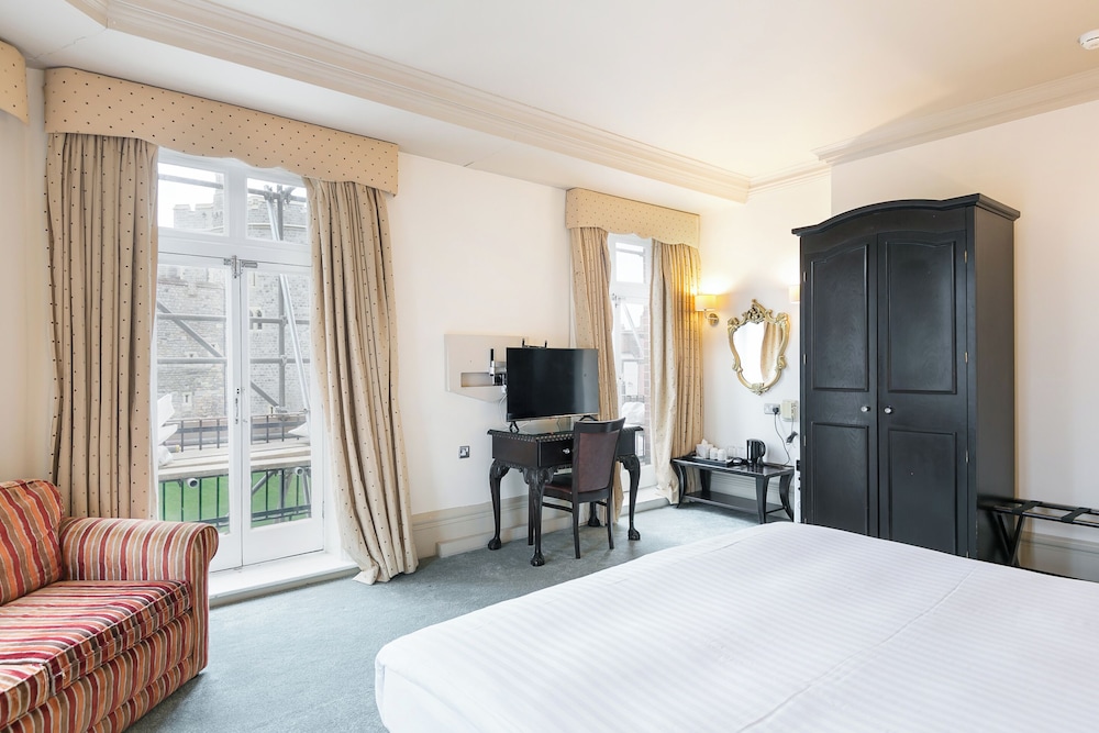 Deluxe room with castle view for four. photo 3