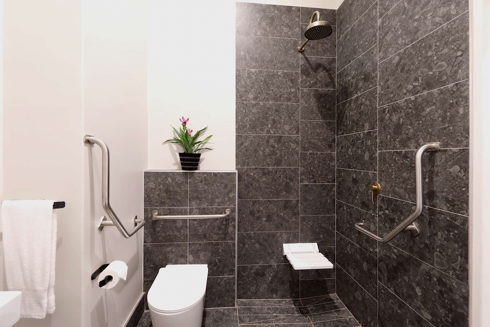 Suite, 1 Bedroom - Photo 19