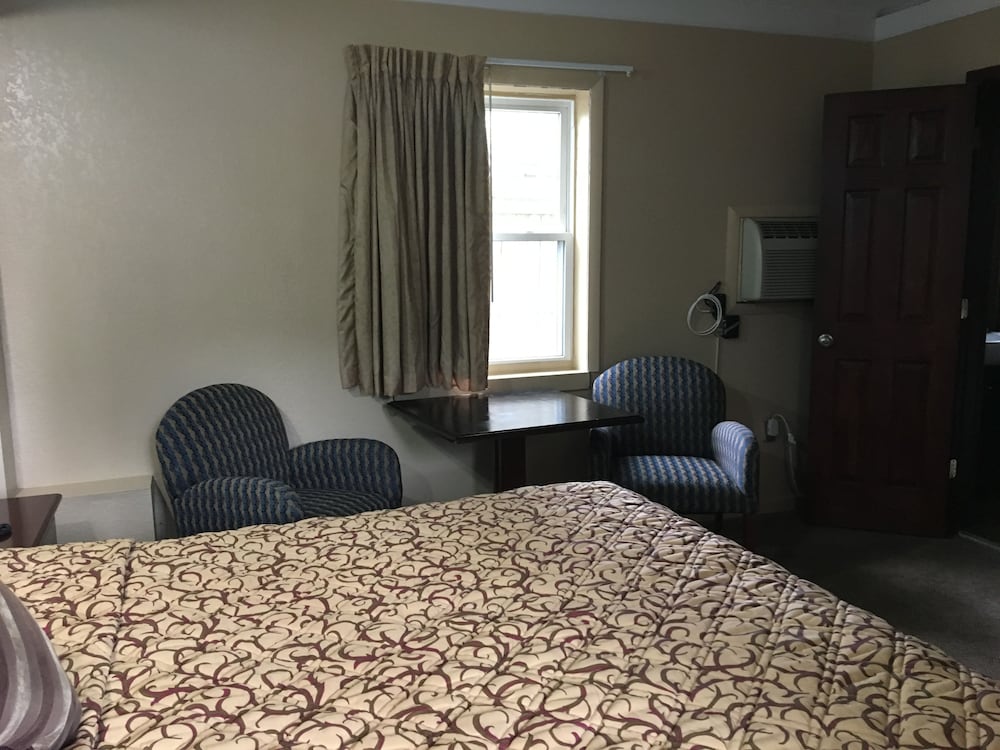 Standard Room, 1 King Bed, Non Smoking photo 2
