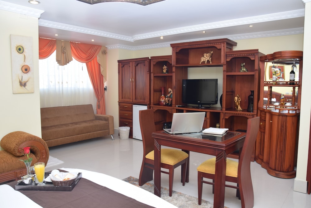 Deluxe Suite, 1 Queen Bed, Private Bathroom photo 2