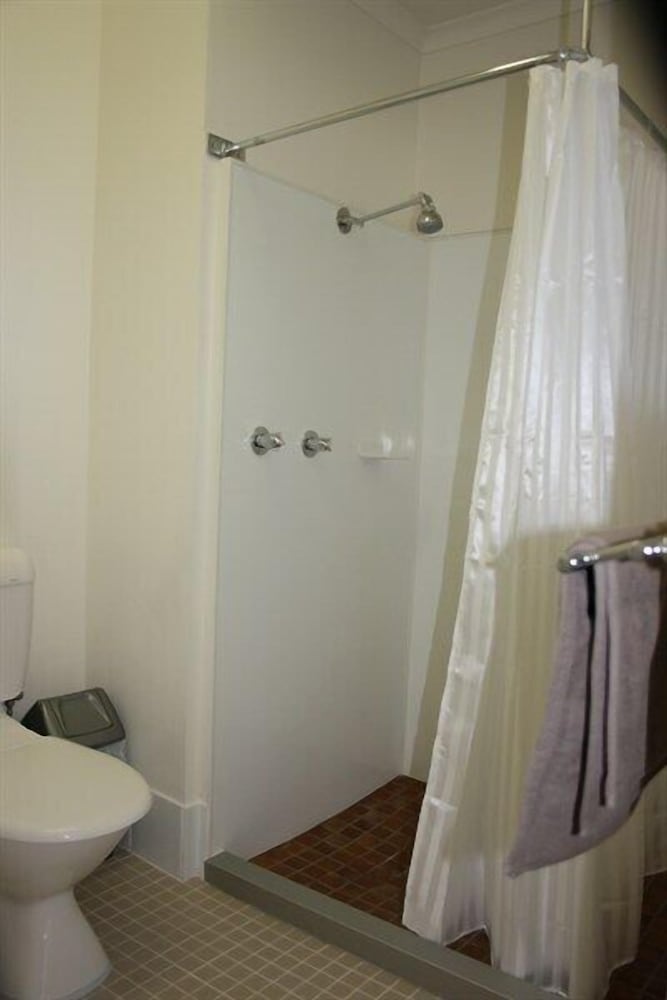 Deluxe Cabin, 1 Bedroom - Q Bed, Ensuite & Full Kitchen (Per Night Stay Rate) photo 2