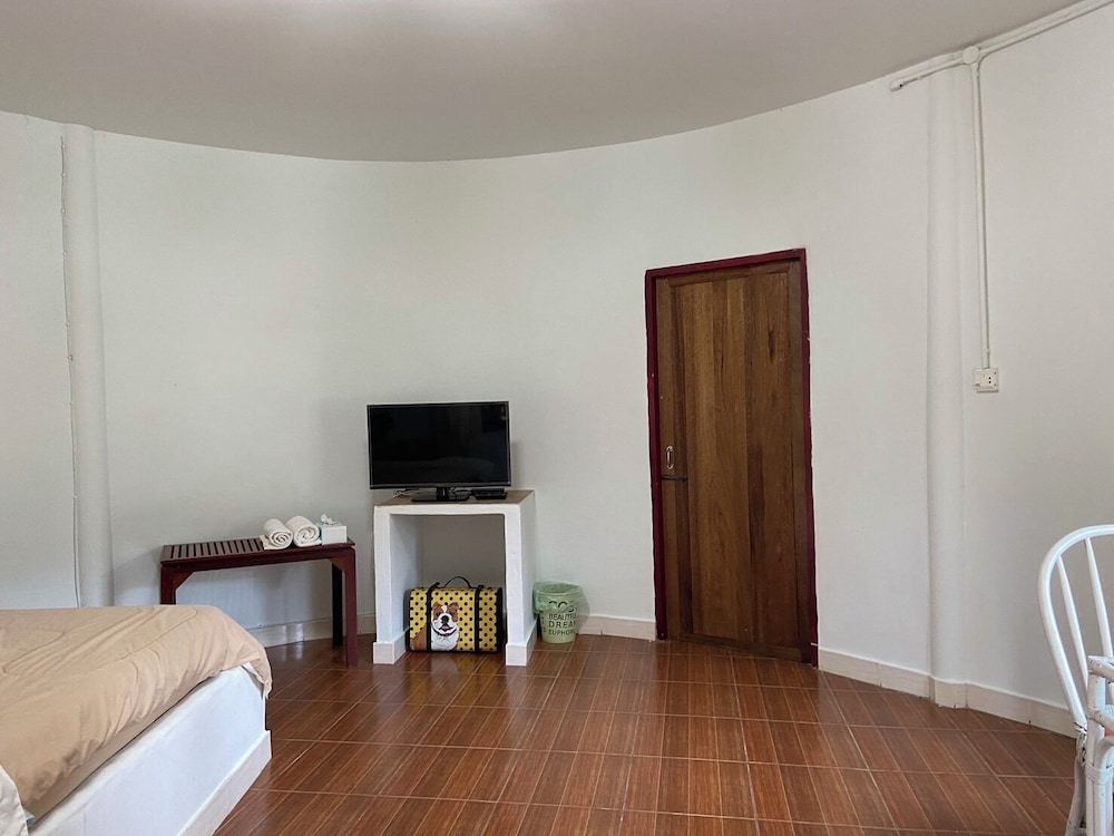 Basic Cabin, 1 King Bed photo 2