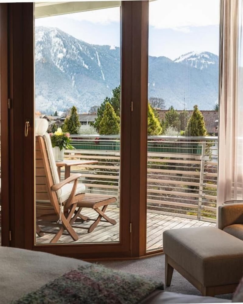 Elegant Nature Room with Alpine View photo 3