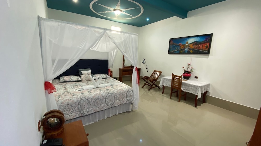 Deluxe Single Room, 1 King Bed, Private Bathroom, Pool View