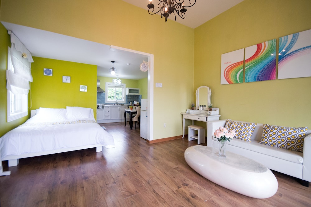 Family Room, Ocean View (#202, Barbecue Grill, Pilgrim Wing)
